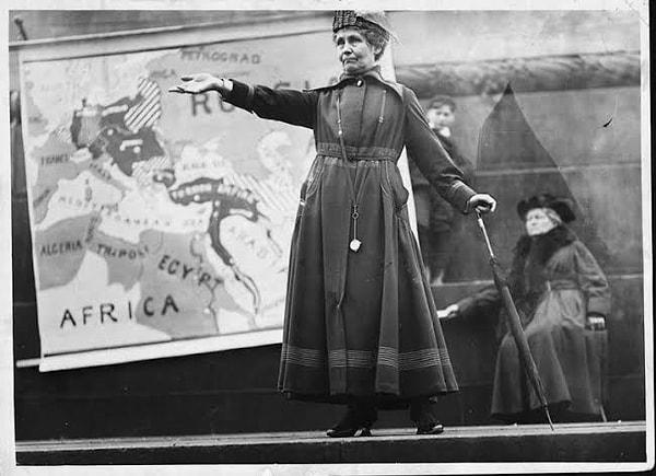 1858 yılında politik olarak aktif bir aileye doğan Pankhurst, kadınların oy hakkı hareketiyle 14 yaşında tanıştı.