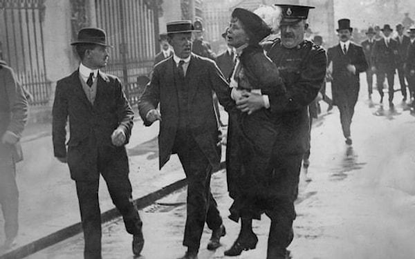 1903'te Pankhurst Kadınların Sosyal ve Politikal Birliği'ni kurdu. Bu birlik "söz değil, iş" sloganıyla tüm kadınların oy hakkını savunuyordu.