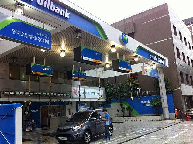 6. Seul'de bulunan, aracınızı hangi tarafa park ettiğinizi düşünmemeniz için çatıdan sarkan benzin pompaları. ⛽️