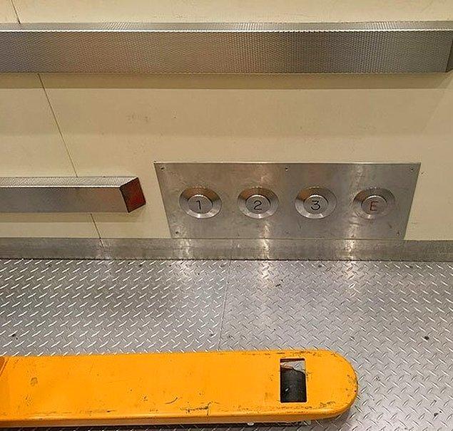12. Düğmelerine ayağınızla basabileceğiniz bir asansör. 🖲