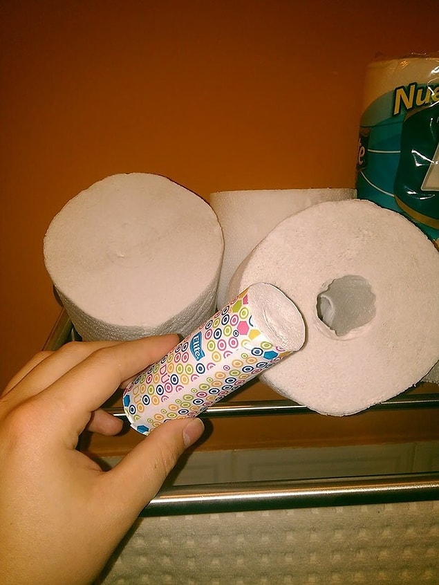 15. Tuvalet kağıdı rulosunun içinde bulunan daha küçük ve taşınabilir bir rulo. 🧻