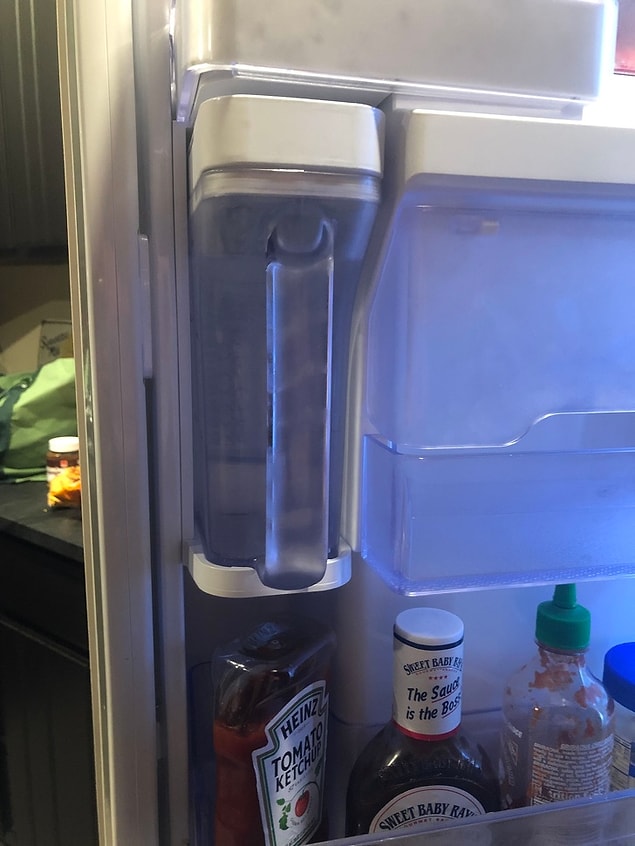 16. Su filtreli bir sürahiye sahip buzdolabı. 🍶