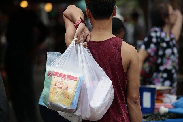 Çevre örgütleri, Tayland'da bir yılda 75 milyar adet plastik poşetin atıldığını söylüyor.