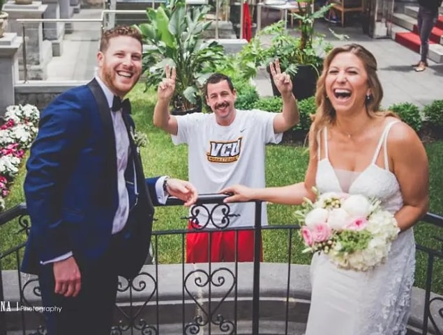 31. Adam Sandler bir çiftin fotoğraf çekimine katıldı.