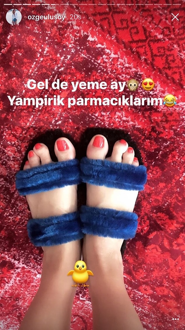 5. Özge Ulusoy'un şekerinin düşmesi sonucu yemek istediği ayak parmaklarının ve tüylü terliklerinin fotoğrafı.