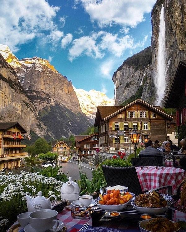 11. İsviçre'de şöyle bir manzarada güne başlamak desem?