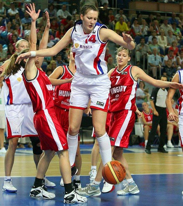 32 yaşındaki Lisina, aslında Rus milli takımı için uzun ve seçkin bir kariyere sahip olan bir basketbolcuydu.