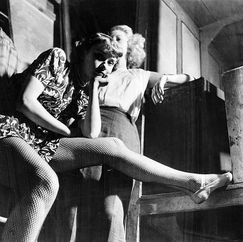 West End seçmeleriyle başlayan Audrey, Londra yapımı “High Button Shoes” müzikalinde revü kızı olarak işe girdi.