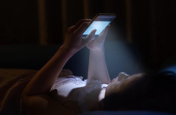 10. Bu önlemlerin en basitleri; uyuduğumuz odanın havasından ışığına, yatağımızdan uyku pozisyonlarımıza, beslenme düzenimizden teknolojiyle olan ilişkimize kadar uzanıyor…