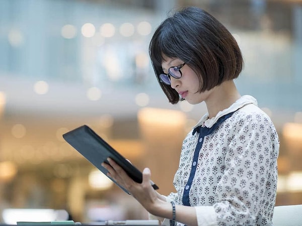 Ранее некоторые компании просили работниц не носить очки.