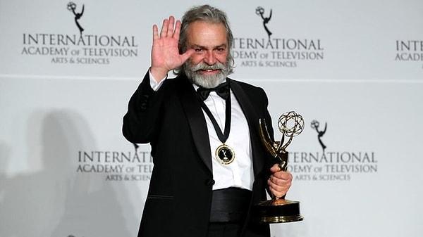 Gurur duymaya geldik! Değerli oyuncu Haluk Bilginer, Şahsiyet dizisindeki Agah Beyoğlu rolüyle 47. Uluslararası Emmy Ödülleri’nde En İyi Erkek Oyuncu ödülünü kazandı.