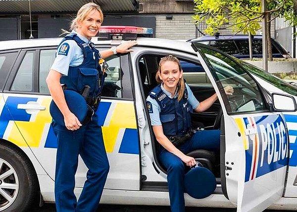 7. "Yeni Zelanda'da suçla savaşan bir anne kız ikilisi."