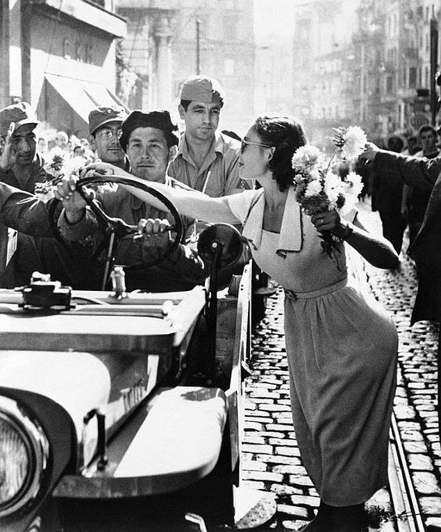 18. Halk İstiklal Caddesi'nde Kore'den dönen Türk askerlerini karşılarken, İstanbul, 1951.