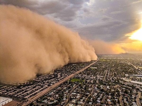 15. “Bir helikopterle Phoenix'in üzerindeki büyük bir toz fırtınasını geçtim.”