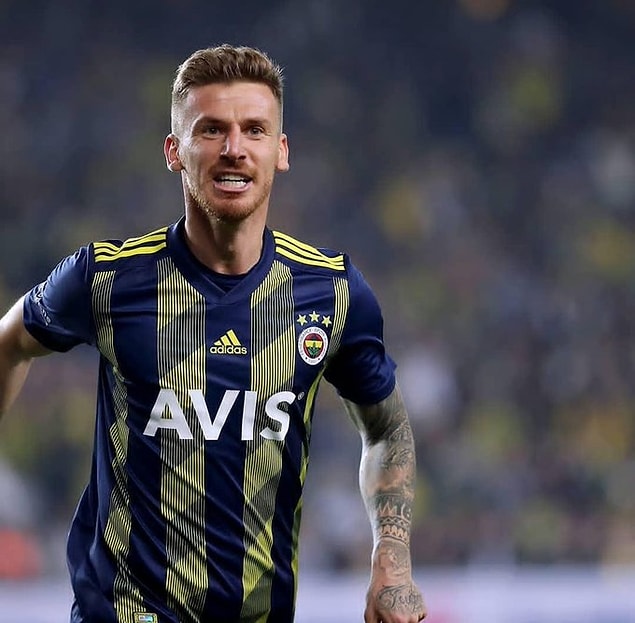 44. dakikada Fenerbahçe'nin sol kanattan kullandığı kornerde Emre'nin ortasına harika yükselen Serdar Aziz'in kafa vuruşu, Sarı-Lacivertliler'e eşitliği getirdi: 1-1.
