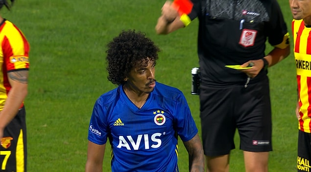90+1. dakikada tehlikeli gelişen Göztepe atağında Halil Akbunar'ı faul ile durduran Luiz Gustavo, ikinci sarıdan kırmızı kart ile oyun dışında kaldı.