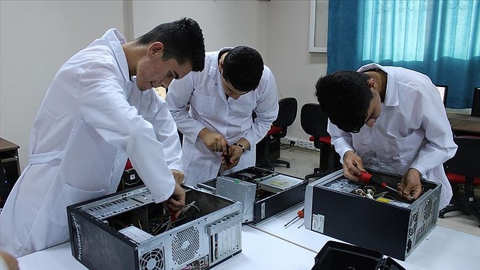 Hatay'da Meslek Lisesi Öğrencileri, Köy Köy Gezerek Bilgisayarları Tamir Ediyor