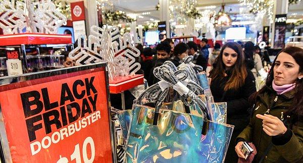 Kara Cuma’da bu yıl alışveriş merkezlerinde eskisi kadar yoğun kalabalıklar görülmedi.