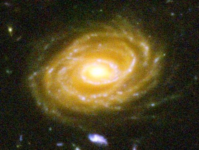 24. Fotoğraflanan bir galaksi olan UDF 423, Dünya'dan 10 milyar ışık yılı uzaklıkta. Bu gezegene bakarken milyarca yıl geçmişe bakıyorsunuz. (Dünya ve Güneş Sistemi oluşmadan çok öncesine)