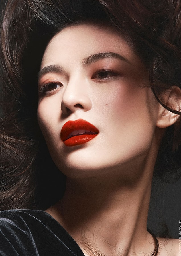 4. Biraz parlak, kremsi bir canlı koyu kırmızı isteyenlerin tercihi Armani Beauty Lip Velours - 400.