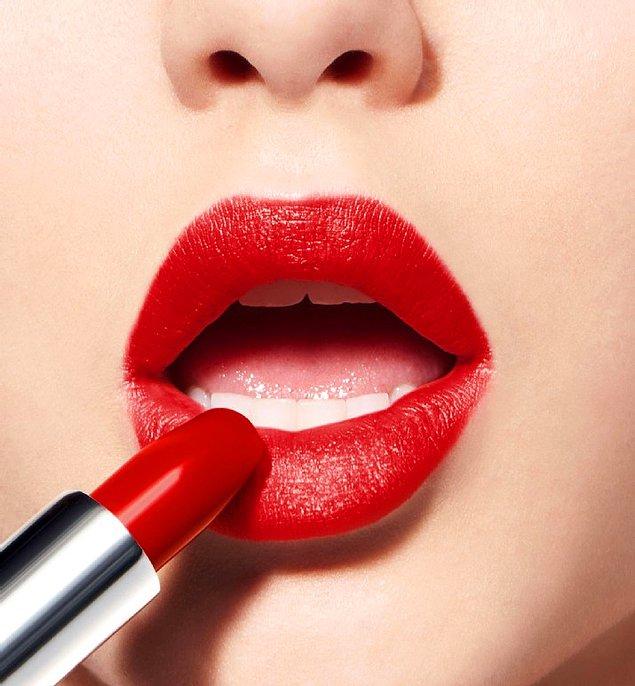 6. 40'lı, 50'li yılların makyajlarını sevenler ve eski film yıldızlarının kırmızı rujunu arayanlar için Dior - Rouge Lipstick 999 en doğru seçim.