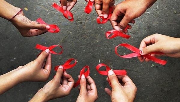 Her yıl 1 aralık Dünya AIDS Günü kapsamında HIV ve AIDS hastalığına karşı farkındalık oluşturuluyor ve bu hastalıktan dolayı yaşamını yitirenler anılıyor.