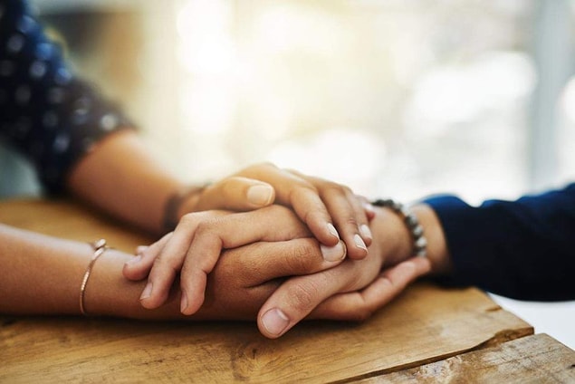 Sizce HIV pozitif birinin durumunu partnerine söylemek gibi bir zorunluluğu var mı? Bu bir cinsel şiddet midir? Bunu gizleyen kişiler cinayete teşebbüs suçunu işlemiş mi oluyor? Düşüncelerinizi merak ediyoruz.