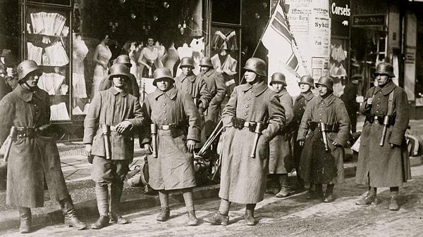 1918 - I. Dünya Savaşı'ndan sonra Londra'da yapılan Müttefik Kongresi sona erdi; Almanya'nın savaş tazminatı ödemesine karar verildi.