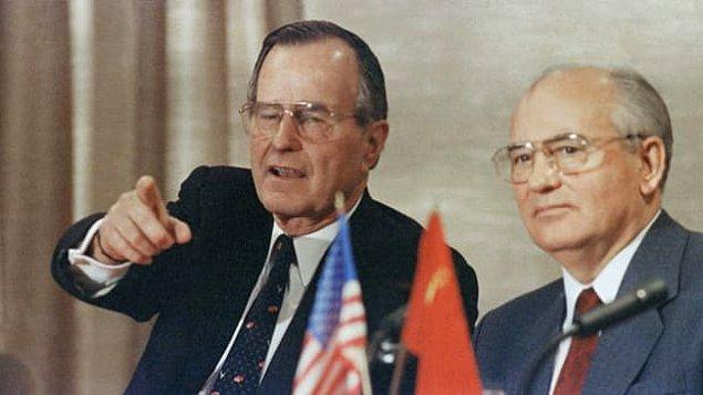 1989 - Malta'da bir araya gelen ABD Başkanı George H. W. Bush ve Sovyetler Birliği Komünist Partisi Genel Sekreteri Mikhail Gorbaçov, soğuk savaşın bittiğini resmen ilan ettiler.