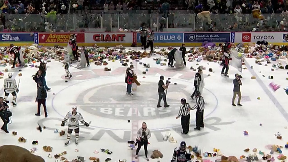 Yoksul Çocuklar İçin Geleneksel Sahaya Oyuncak Atma Etkinliğinde Sahaya 45 Bin Oyuncak Atıldı!