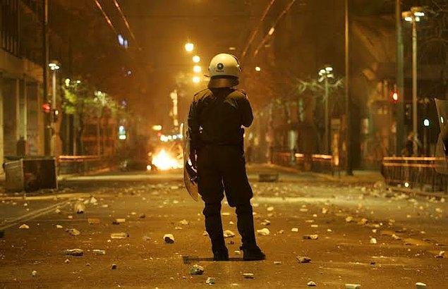 2008 - 2008 Yunanistan ayaklanmaları: Atina'da Aleksandros Grigoropulos adlı 15 yaşındaki genç, polis kurşunu ile vuruldu; bu olaya tepki olarak ülkede ayaklanmalar başladı.