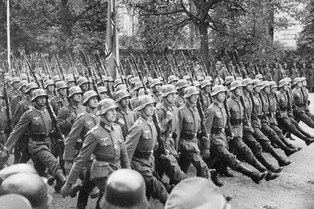 1941 - II. Dünya Savaşı: Kanada; Finlandiya, Macaristan, Romanya, ve Japonya'ya savaş ilan etti.