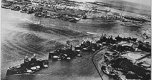 1941 - Pearl Harbor Saldırısı: Japon uçakları Amerikan deniz üssü Pearl Harbor'u bombaladı. 5 savaş gemisi, 14 gemi, 200 uçak yok edildi, 2400 kişi öldü.
