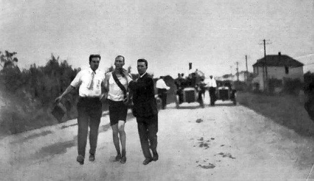 4. 1904 Olimpiyatları maratonunda birinci olan kişi yolun çoğunda arabadaydı. Kazanan zehir tüketmesinin ardından bitiş çizgisince taşınmıştı. Dördüncü kişi yolda şekerleme yaptı. İlk iki siyahi Olimpiyat sporcusundan biri vahşi köpekler tarafından kovalanmasının ardından 9. olmuştu.