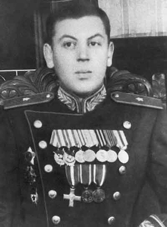 Bu hareketlilik Stalin’in oğlu Vasili’nin de dikkatini çekmişti.