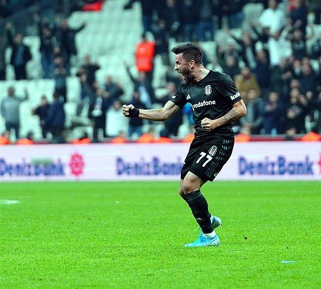 Mücadelenin 30. dakikasında Gökhan Gönül'ün güzel golü ile Beşiktaş maçta 2-0 öne geçti. Caner Erkin son çizgiden ceza yayı üzerine doğru yerden çevirdiği topa gelişine vuran Gökhan'ın şutu Abdennour'a da çarpıp ağlarla buluştu.