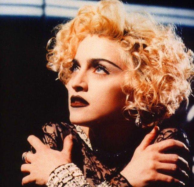 O dönemler yarışmaların en bilindik kategorisi de Vogue kategorisiymiş. Her ne kadar Madonna ile anılsa da Vogue aslında geçmişi balo salonlarına dayanan bir dans.