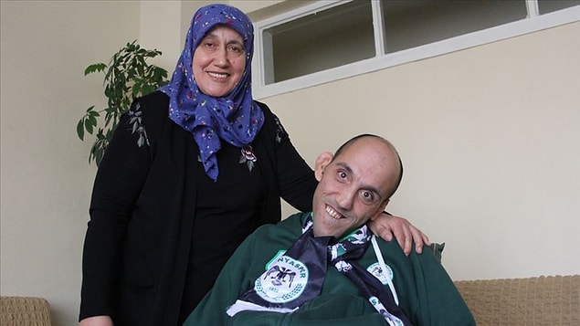 Doğduğundan beri oğluna "İboşum" diye seslenen, büyüyünce Konyaspor'un renklerine gönül veren oğlunu maçlarda bir an olsun yalnız bırakmayan vefalı anne, taraflı tarafsız herkesin içini ısıtıyor.