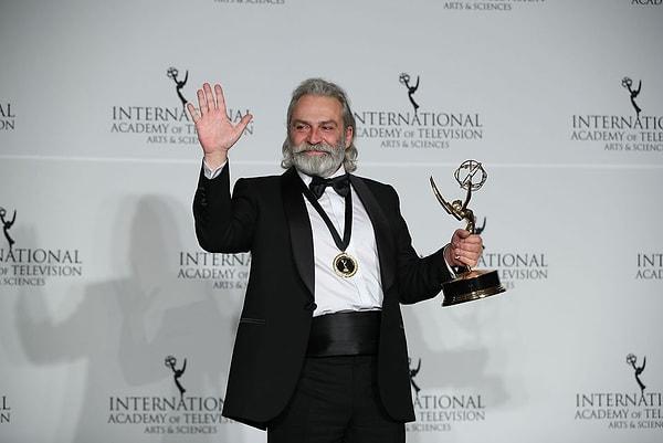 34. Haluk Bilginer, Uluslararası Emmy Ödülleri'nde "En İyi Erkek Oyuncu" seçilerek ülkemizi gururlandırdı.