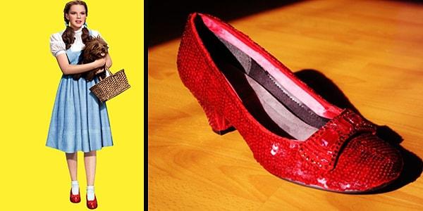 17. Oz Büyücüsü filmindeki Dorothy Gale'in meşhur kırmızı ayakkabıları...