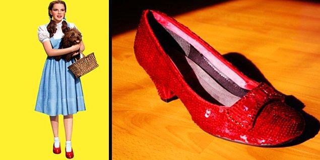 17. Oz Büyücüsü filmindeki Dorothy Gale'in meşhur kırmızı ayakkabıları...