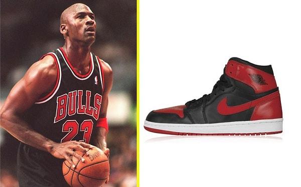 11. Basketbol maçlarında ilk renkli ayakkabıları Michael Jordan'ın giydiğini biliyor muydunuz? Nike Jordan'a özel bu ayakkabıları ilk ürettiğinde kurallara aykıı davrandığı için Jordan'ın tüm cezalarını üstlenmişti.