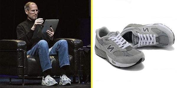 12. Steve Jobs'ın başlı başına tüm kıyafetleri ikonik. Onun en meşhur aksesuarlarından, ayağından hiç çıkarmadığı New Balance ayakkabıları bu listeye girmeyi kesinlikle hak ediyor.