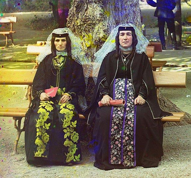 17. Burzahom parkında yöresel kıyafetler giymiş Gürcü kadınlar.