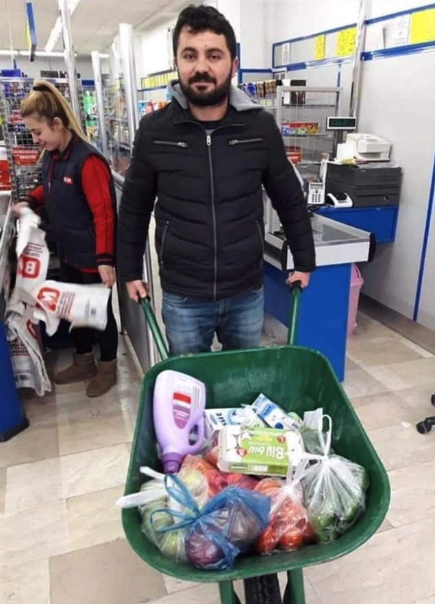 Marketlerde ve mağazalarda verilen poşetin ücretli olması sonucu kafayı çizen vatandaşlar