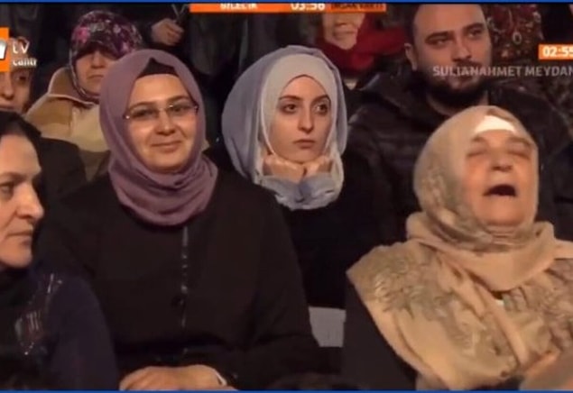 16. Nihat Hatipoğlu'nun programındaki canlı rap ilahi performansı sırasında kendinden binlerce mil uzaklara uçan teyze