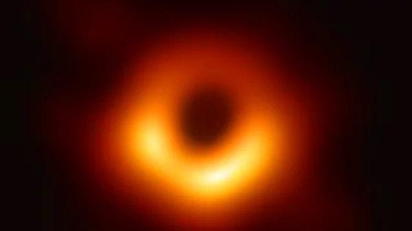 35. Bu seneye damgasını vuran 'Canavar Kara Delik' fotoğrafı, tarihe evrenin bilinen ilk kara delik fotoğrafı olarak geçti.