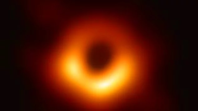 35. Bu seneye damgasını vuran 'Canavar Kara Delik' fotoğrafı, tarihe evrenin bilinen ilk kara delik fotoğrafı olarak geçti.