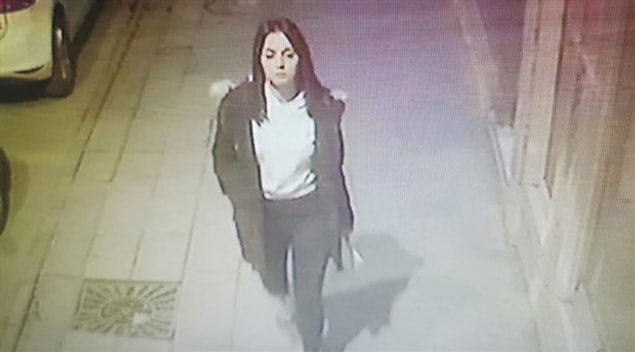 Sokakta yürürken, gece ya da gündüz fark etmez, adımlarımızı hızlandırıyoruz; telefonla konuşur gibi yapıp, özellikle bir erkeği aramış numarasıyla kurtulmaya çalışıyoruz; yolumuzu değiştiriyoruz ya da açıksa bir dükkana giriyoruz...