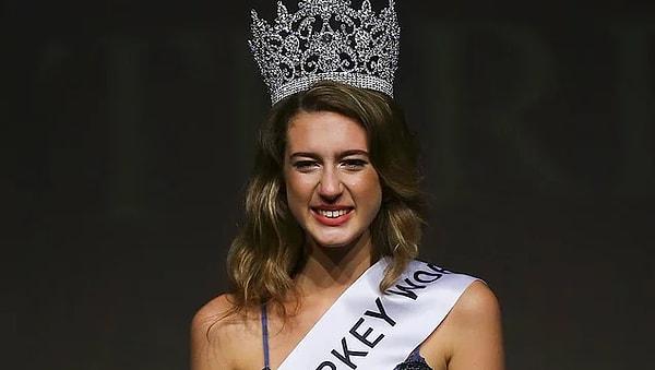 Miss Turkey 2017'de birinci seçilerek hayatımızın ortasına dan diye dalan Itır Esen hem ismiyle hem de güzelliğiyle dikkatimizi çekmişti. Kendisi Itır Esen'in yeğeni zira...